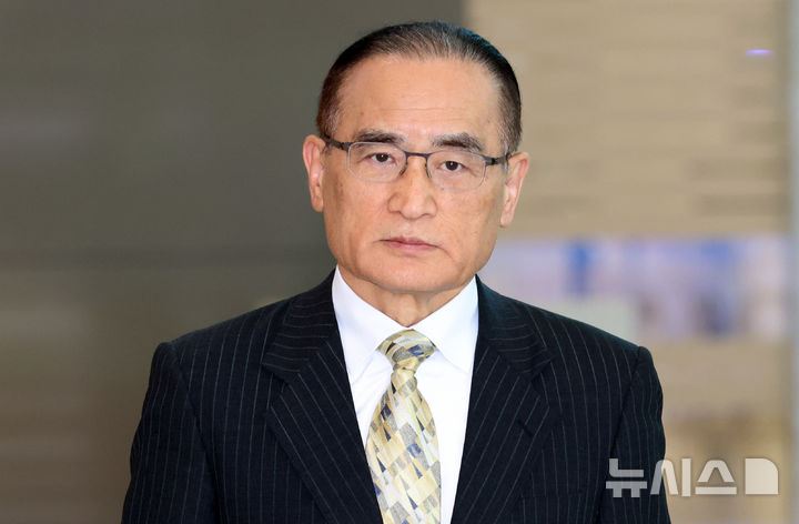 [인천공항=뉴시스] 황준선 기자 = 관세 협상 등 한미 양국 간 현안 논의를 위해 미국을 방문한 위성락 국가안보실장이 24일 오후 인천국제공항 제2터미널을 통해 귀국하고 있다. (공동취재) 2025.07.24. photo@newsis.com