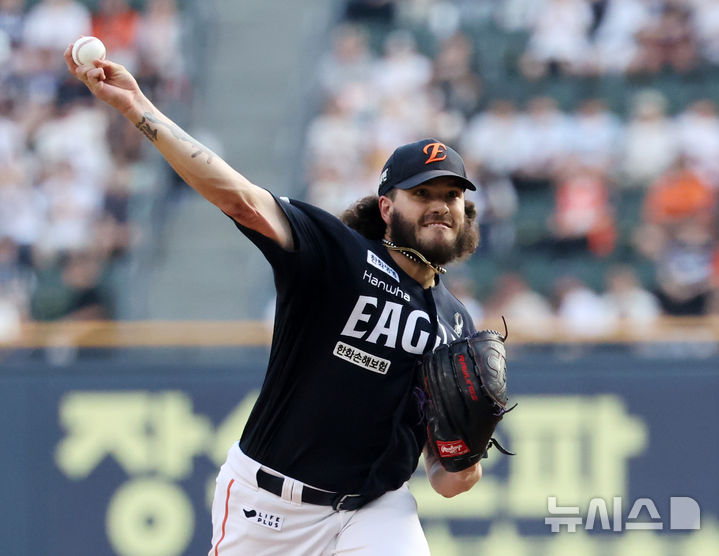 [서울=뉴시스] 배훈식 기자 = 24일 오후 서울 송파구 잠실야구장에서 열린 2025 신한 쏠뱅크 KBO리그 두산 베어스와 한화 이글스의 경기, 1회말 한화 선발 코디 폰세가 힘차게 공을 뿌리고 있다. 2025.07.24. dahora83@newsis.com