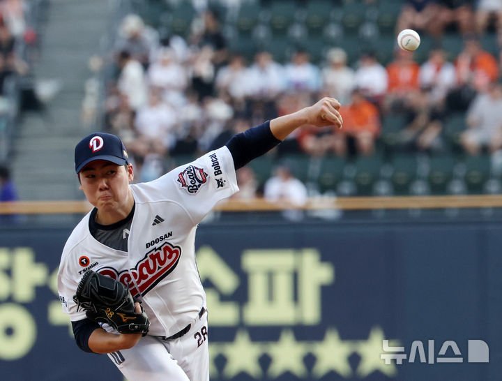 [서울=뉴시스] 배훈식 기자 = 24일 오후 서울 송파구 잠실야구장에서 열린 2025 신한 쏠뱅크 KBO리그 두산 베어스와 한화 이글스의 경기, 1회초 두산 선발 최승용이 투구하고 있다. 2025.07.24. dahora83@newsis.com