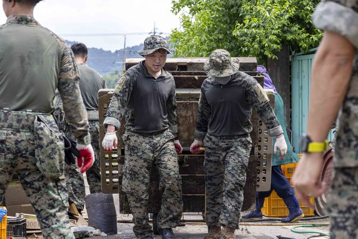 [서울=뉴시스] 수해 복구 대민지원에 나선 육군 특수전사령부 예하 특전대원들이 24일 전남 담양군에서 피해 민가 복구 작업을 하고 있다. (사진=육군 제공) 2025.07.24. photo@newsis.com *재판매 및 DB 금지