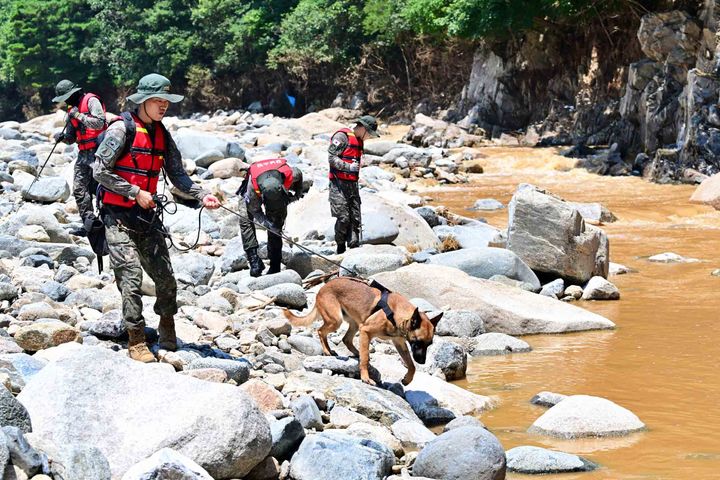 [서울=뉴시스] 수해 복구 대민지원에 나선 육군 39사단 장병들이 지난 24일 경남 산청군에서 폭우 실종자를 수색하고 있는 모습. (사진=육군 제공) 2025.07.24. photo@newsis.com *재판매 및 DB 금지