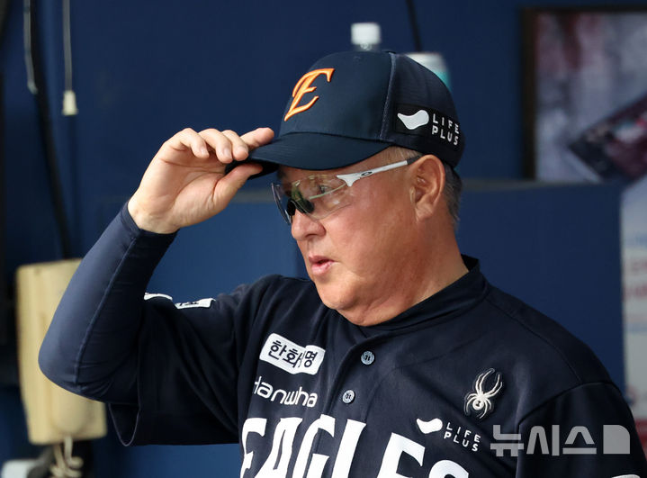 [서울=뉴시스] 배훈식 기자 = 24일 오후 서울 송파구 잠실야구장에서 열린 2025 신한 쏠뱅크 KBO리그 두산 베어스와 한화 이글스의 경기, 5회초 팀이 점수를 못내자 한화 김경문 감독이 모자를 고쳐쓰며 그라운드를 바라보고 있다. 2025.07.24. dahora83@newsis.com