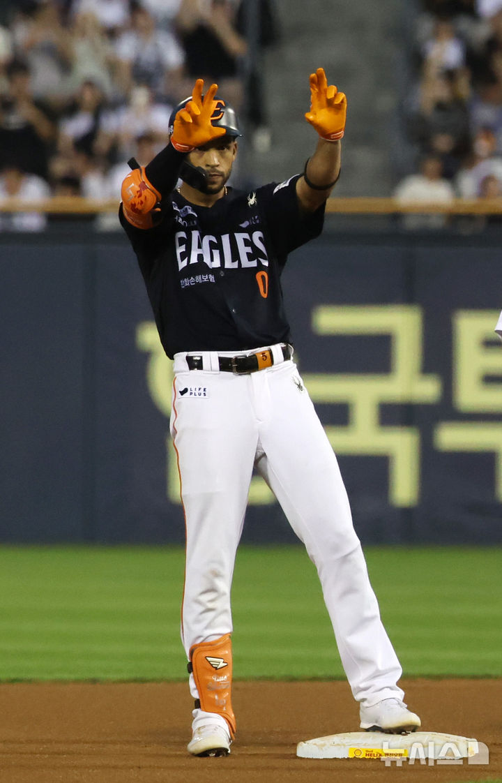 [서울=뉴시스] 배훈식 기자 = 24일 오후 서울 송파구 잠실야구장에서 열린 2025 신한 쏠뱅크 KBO리그 두산 베어스와 한화 이글스의 경기, 6회초 2사 상황에서 한화 리베라토가 2루타를 친 뒤 세리머니를 하고 있다. 2025.07.24. dahora83@newsis.com