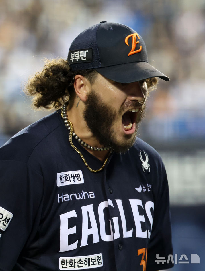 [서울=뉴시스] 배훈식 기자 = 24일 오후 서울 송파구 잠실야구장에서 열린 2025 신한 쏠뱅크 KBO리그 두산 베어스와 한화 이글스의 경기, 6회말 세타자 연속 삼진을 잡은 한화 선발 폰세가 포효하고 있다. 2025.07.24. dahora83@newsis.com
