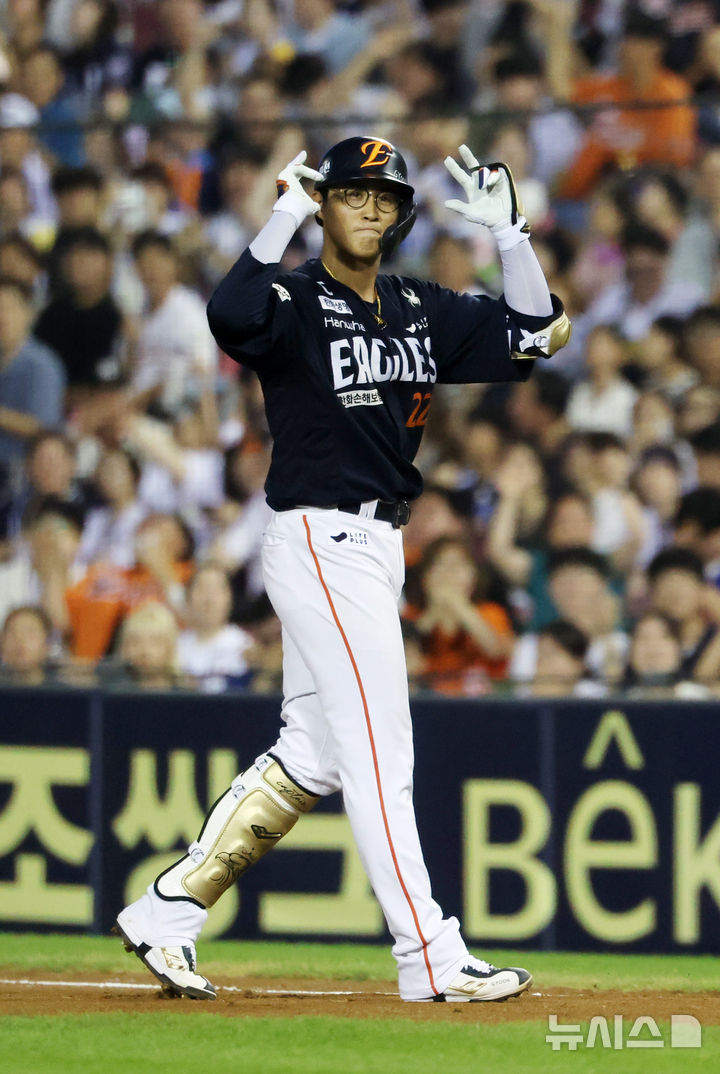 [서울=뉴시스] 배훈식 기자 = 24일 오후 서울 송파구 잠실야구장에서 열린 2025 신한 쏠뱅크 KBO리그 두산 베어스와 한화 이글스의 경기, 7회초 무사 2루 상황에서 한화 채은성이 선취점을 뽑는 적시타를 날린 뒤 세리머니를 하고 있다. 2025.07.24. dahora83@newsis.com