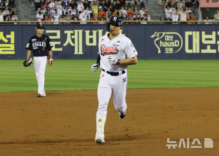 [서울=뉴시스] 배훈식 기자 = 24일 오후 서울 송파구 잠실야구장에서 열린 2025 신한 쏠뱅크 KBO리그 두산 베어스와 한화 이글스의 경기, 7회말 1시 1루 상황에서 두산 김재환이 역전 투런 홈런을 때린 뒤 그라운드를 돌고 있다. 2025.07.24. dahora83@newsis.com