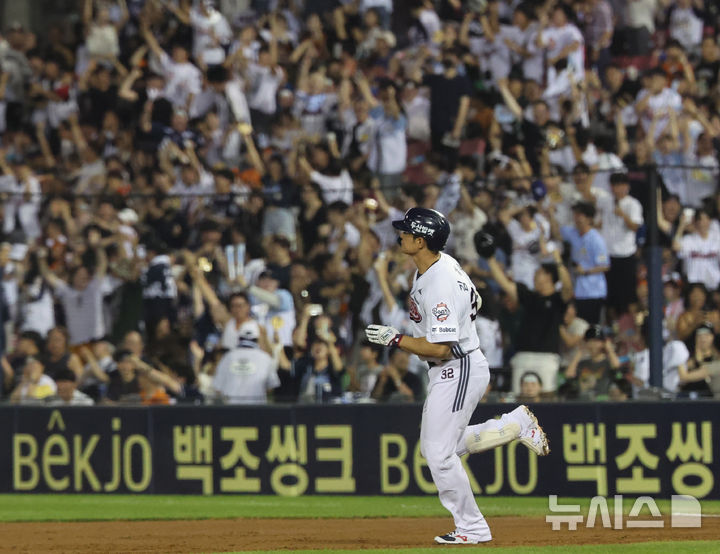 [서울=뉴시스] 배훈식 기자 = 24일 오후 서울 송파구 잠실야구장에서 열린 2025 신한 쏠뱅크 KBO리그 두산 베어스와 한화 이글스의 경기, 7회말 1시 1루 상황에서 두산 김재환이 역전 투런 홈런을 때린 뒤 그라운드를 돌고 있다. 2025.07.24. dahora83@newsis.com