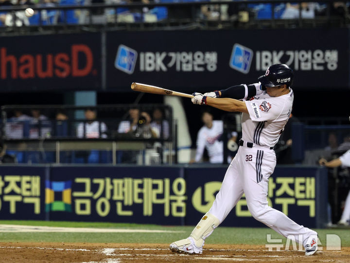 [서울=뉴시스] 배훈식 기자 = 24일 오후 서울 송파구 잠실야구장에서 열린 2025 신한 쏠뱅크 KBO리그 두산 베어스와 한화 이글스의 경기, 7회말 1시 1루 상황에서 두산 김재환이 역전 투런 홈런을 때리고 있다. 2025.07.24. dahora83@newsis.com
