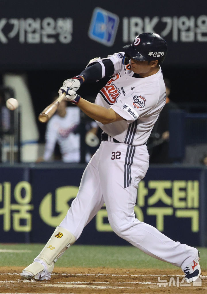 [서울=뉴시스] 배훈식 기자 = 24일 오후 서울 송파구 잠실야구장에서 열린 2025 신한 쏠뱅크 KBO리그 두산 베어스와 한화 이글스의 경기, 7회말 1시 1루 상황에서 두산 김재환이 역전 투런 홈런을 때리고 있다. 2025.07.24. dahora83@newsis.com
