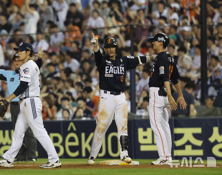 [서울=뉴시스] 배훈식 기자 = 24일 오후 서울 송파구 잠실야구장에서 열린 2025 신한 쏠뱅크 KBO리그 두산 베어스와 한화 이글스의 경기, 8회초 1사 만루 상황에서 동점 적시타를 터뜨린 한화 최재훈이 세리머니를 하고 있다. 2025.07.24. dahora83@newsis.com