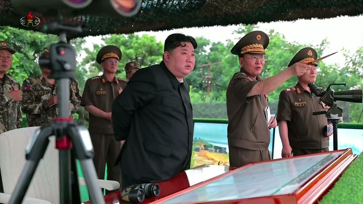 [서울=뉴시스] 조선중앙TV가 김정은 북한 국무위원장이 지난 23일 조선인민군 대연합부대 포병구분대 사격 훈련 경기를 참관했다고 24일 보도했다. (사진=조선중앙TV 캡처) 2025.07.24. photo@newsis.com *재판매 및 DB 금지