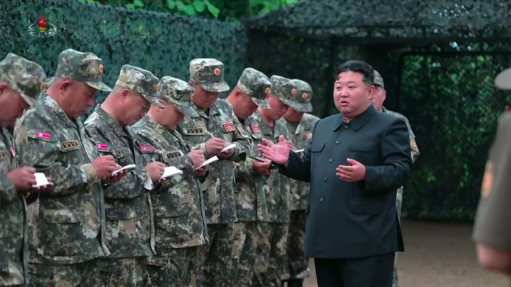 [서울=뉴시스] 조선중앙TV가 김정은 북한 국무위원장이 지난 23일 조선인민군 대연합부대 포병구분대 사격 훈련 경기를 참관했다고 24일 보도했다. (사진=조선중앙TV 캡처) 2025.07.24. photo@newsis.com *재판매 및 DB 금지