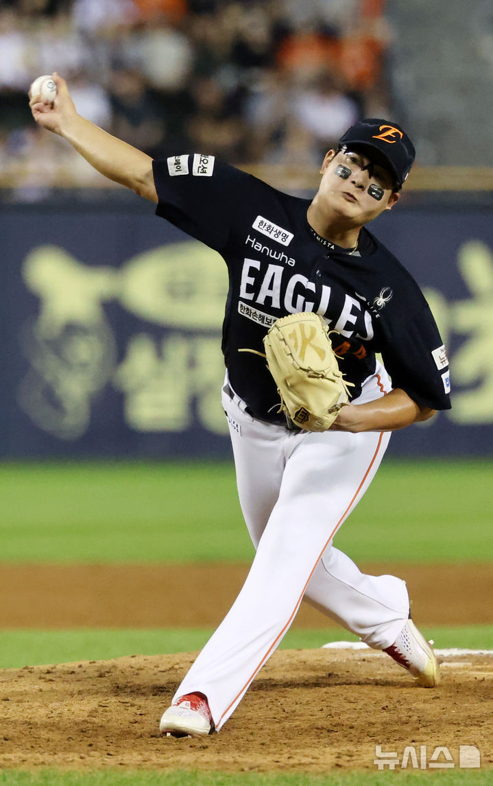 [서울=뉴시스] 배훈식 기자 = 24일 오후 서울 송파구 잠실야구장에서 열린 2025 신한 쏠뱅크 KBO리그 두산 베어스와 한화 이글스의 경기, 9회말 투아웃에 등판한 한화 마무리 김서현이 역투하고 있다. 2025.07.24. dahora83@newsis.com