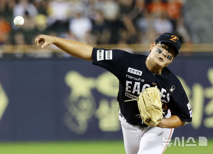 [서울=뉴시스] 배훈식 기자 = 24일 오후 서울 송파구 잠실야구장에서 열린 2025 신한 쏠뱅크 KBO리그 두산 베어스와 한화 이글스의 경기, 9회말 투아웃에 등판한 한화 마무리 김서현이 역투하고 있다. 2025.07.24. dahora83@newsis.com