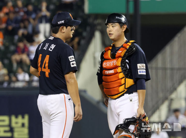 [서울=뉴시스] 배훈식 기자 = 24일 오후 서울 송파구 잠실야구장에서 열린 2025 신한 쏠뱅크 KBO리그 두산 베어스와 한화 이글스의 경기, 연장 10회말 2사 3루 위기에 몰린 한화 김서현(왼쪽), 허인서 배터리가 대화하고 있다. 2025.07.24. dahora83@newsis.com