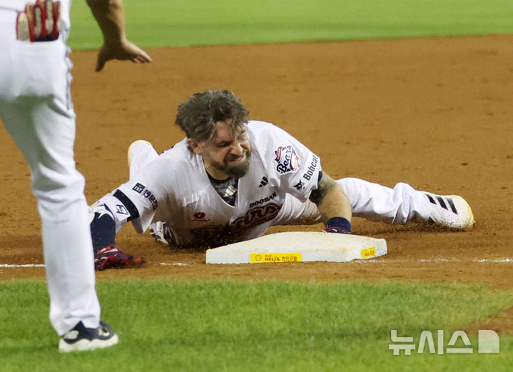 [서울=뉴시스] 배훈식 기자 = 24일 오후 서울 송파구 잠실야구장에서 열린 2025 신한 쏠뱅크 KBO리그 두산 베어스와 한화 이글스의 경기, 연장 10회말 두산 케이브가 한화 마무리 김서현을 상대로 3루타를 터뜨리고 있다. 2025.07.24. dahora83@newsis.com