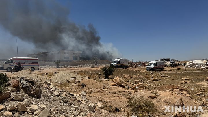 [ 다마스쿠스(시리아)=신화/뉴시스] 시리아의 이들립주 북부에서 7월 24일 무기고 폭발로 추정되는 대규모 폭발이 일어나 마라트 미스린 마을 일대에서 수많은 사상자가 발생했다고 시리아 국영 SANA통신과 이크바리야TV가 보도했다. 2025. 07.25.      