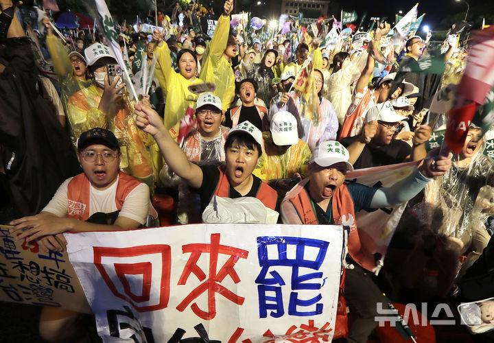 [타이베이=AP/뉴시스] 대만에서 26일 오전 8시부터 '친중' 제1 야당 국민당 소속 의원 24명에 대한 파면(국민소환) 여부를 묻는 투표가 시작됐다. 사진은 지난 24일 대만 타이베이에서 여당인 민진당 지지자들이 국민당 소속 입법 의원들에 대한 소환 투표 참여를 촉구하고 있는 모습. 2025.07.26.