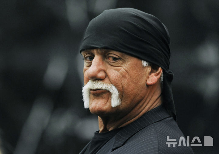 [플로리다주=AP/뉴시스] 미국 프로레슬링의 전설 '헐크 호건(본명 테리 진 볼레아)'이 24일(현지 시간) 71세를 일기로 별세했다. 사진은 헐크 호건이 지난 2016년 3월 9일 플로리다주 세인트피터즈버그에서 열린 고커 미디어와의 재판에 참석한 모습. 2025.07.25.