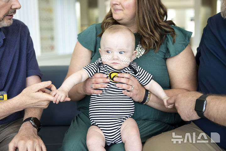 [아이오와=AP/뉴시스] 신생아 전문의 패트릭 J. 맥나마라(왼쪽)가 2025년 6월 4일(수) 아이오와주 아이오와시티에 위치한 아이오와대학병원 스테드 가족 아동병원(University of Iowa Health Care Stead Family Children’s Hospital)에서 내시 킨(Nash Keen)과 그의 부모인 몰리 킨(가운데), 랜달 킨(오른쪽)을 방문해 대화하는 모습이다. 2025.06.04.