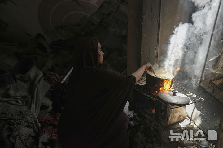 [가자시티=AP/뉴시스] 23일(현지 시간) 가자시티 샤티 난민 캠프에 머물고 있는 나이마 아부 풀이 가족을 위해 요리하고 있다. 2025.07.25.