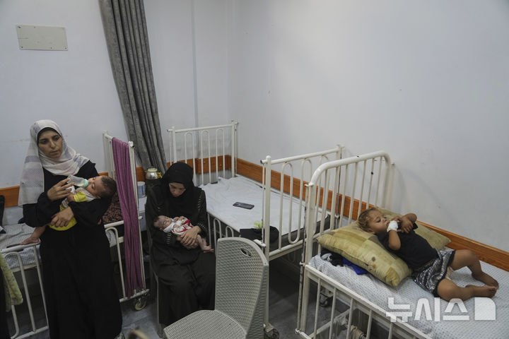 [가자시티=AP/뉴시스] 23일(현지 시간) 가자시티의 한 병원에 영양실조에 걸린 어린이들이 입원해 있다. 2025.07.25.