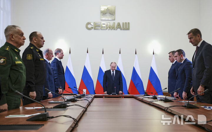 [세베로드빈스크=AP/뉴시스] 블라디미르 푸틴(가운데) 러시아 대통령이 24일(현지 시간) 러시아 북부 아르한겔스크주 세베로드빈스크에서 열린 러시아 해군 잠수함 전략 회의에 앞서 여객기 추락 사고 희생자들을 위해 묵념하고 있다. 2025.07.25.