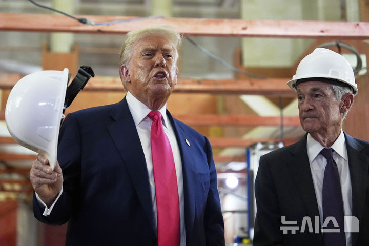 [워싱턴=AP/뉴시스]도널드 트럼프 미국 대통령이 24일(현지 시간) 미국 워싱턴DC 연방준비제도(Fed·연준)를 찾아 제롬 파월 의장과 건물 개보수 현장을 둘러본 뒤 발언하고 있다. 2025.07.25.