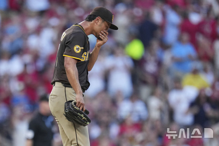 [세인트루이스=AP/뉴시스] 샌디에이고 파드리스의 다르빗슈 유가 24일(한국 시간) 미국 미주리주 세인트루이스 부시스타디움에서 열린 2025 MLB 세인트루이스 카디널스와의 경기에 선발 등판해 2회말 윌슨 콘트레라스에 3점 홈런을 허용한 뒤 고개를 떨구고 있다. 2025.07.25.