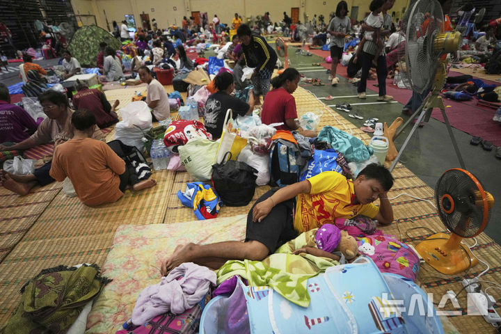 [수린=AP/뉴시스] 태국과 캄보디아군이 양국 국경에서 충돌을 벌이는 가운데 25일(현지 시간) 태국 수린주에서 집을 떠난 주민들이 비상대피소에서 휴식을 취하고 있다. 2025.07.25.