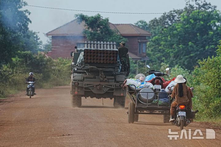 [오다민체이=AP/뉴시스] 7월 25일 태국과 캄보디아군이 국경 지대에서 충돌을 벌이는 가운데 캄보디아 오다르메안체이에서 대피하는 피난민들이 군 차량 뒤를 따라가고 있다. 두 나라는 8월 9일의 국경지대 지뢰폭발을 두고 책임공방을 벌이고 있다. 2025.08.10.
