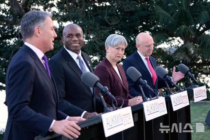 [시드니=AP/뉴시스] 영국과 호주 국방·외무 장관이 25일(현지 시간)&nbsp; 2+2 장관급 연례 협의회(AUKMIN)를 한 뒤 공동 기자회견을 하고 있다. 왼쪽부터 리처드 말스 호주 국방장관, 데이비드 래미 영국 외무장관, 헤니 웡 호주 외무장관, 존 힐리 영국 국방장관. 2025.07.25.