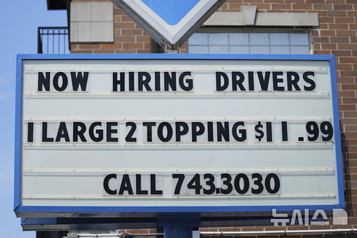 [시카고=AP/뉴시스]지난 24일(현지 시간) 일리노이 시카고 한 피자 가게에 구인 문구가 붙어 있다. 2025.07.31.