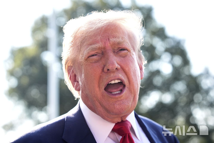 [AP/뉴시스] 도널드 트럼프 미 대통령이 25일 스코플랜드로 떠나는 길에 백악관 잔디밭에서 기자들의 질문에 큰소리로 답하고 있다