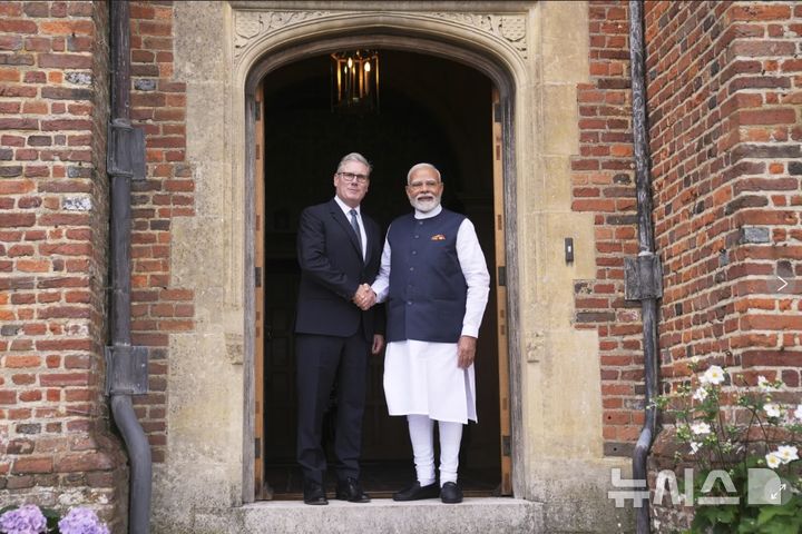 [영국 체커스=AP/뉴시스]영국과 인도가 24일(현지 시간) 자유무역협정(FTA)를 체결했다. 양국은 FTA를 통해 연간 255억 파운드(47조3000억여원)의 무역이 증가할 것으로 기대했다. 2025.07.25.