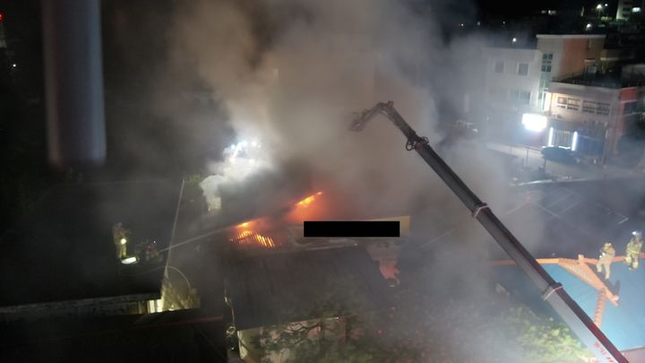 [서산=뉴시스] 서산소방서 소방대원들이 지난 24일 오후 9시40분께 발생한 대산읍 대산리 음식점 화재 현장에 출동해 진화에 나서고 있다. (사진=서산소방서 제공) 2025.07.25. photo@newsis.com *재판매 및 DB 금지