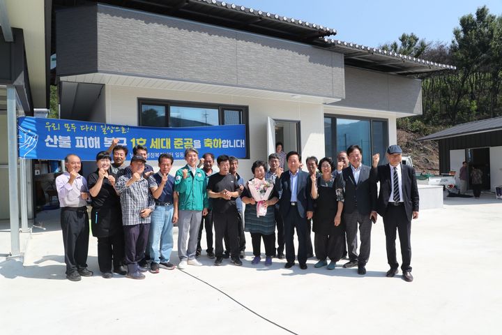 [안동=뉴시스] 안동시 남후면 광음2리에서 산불피해 복구 세대의 입주식이 열리고 있다. (사진=안동시 제공) 2025.07.25. photo@newsis.com *재판매 및 DB 금지