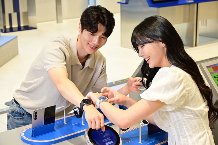 삼성스토어 홍대 '갤럭시 스튜디오'에서 '갤럭시 워치8'과 '갤럭시 워치8 클래식'을 체험하고 있다. (사진=삼성전자 제공) *재판매 및 DB 금지