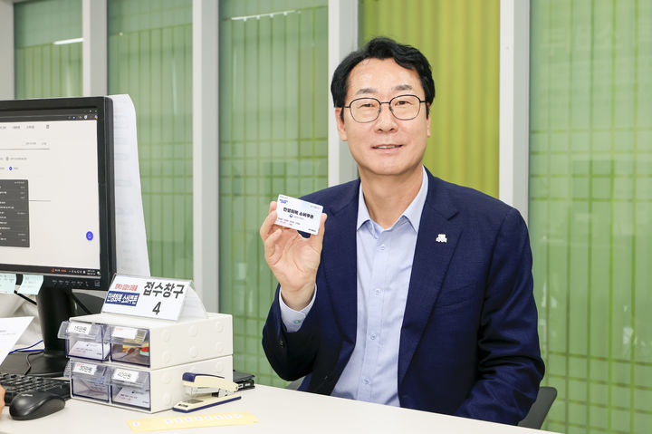 [화성=뉴시스]정명근 화성시장이 25일 병점1동 행정복지센터에서 민생회복 소비쿠폰을 발급 받은 후 기념촬영을 하고 있다.(사진=화성시 제공)2025.07.25.photo@newsis.com *재판매 및 DB 금지