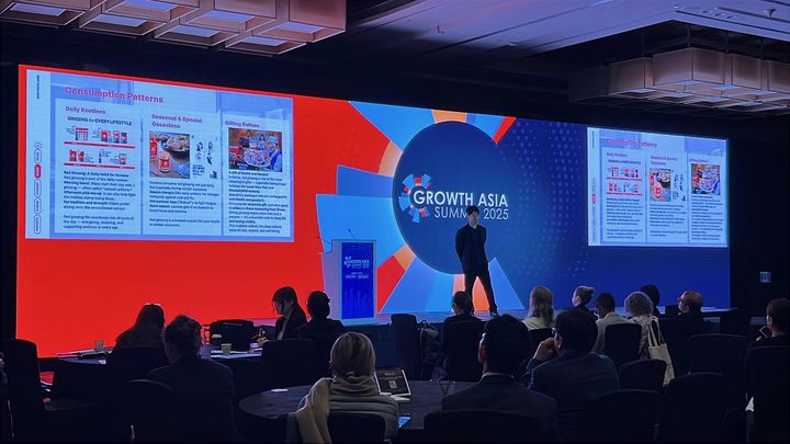 [서울=뉴시스] KGC인삼공사가 싱가포르에서 열린 'Growth Asia Summit 2025'에서 정관장 홍삼 우수성을 발표하는 모습(사진=KGC인삼공사 제공) *재판매 및 DB 금지