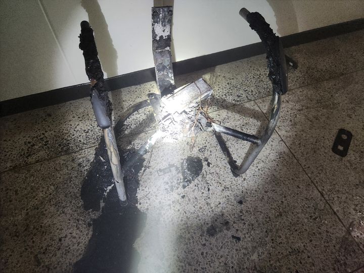 [군산=뉴시스] 지난 24일 오후 9시께 전북 군산시 미룡동의 군산대학교 실험실에서 불이 나 25분여만에 진화됐다. 사진은 불이 시작된 것으로 추정되는 RC카 충전 현장. (사진=전북도소방본부 제공) 2025.07.25. photo@newsis.com *재판매 및 DB 금지