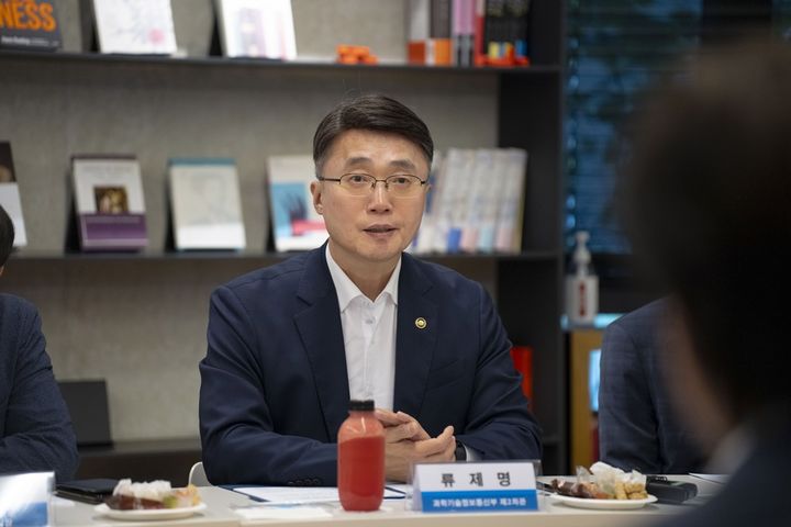 [서울=뉴시스] 류제명 과학기술정보통신부 제2차관이 24일 오후 서울 용산구 바이브컴퍼니를 방문해 AI 석사 박사생들과 대화를 나누고 있다.. (사진=과기정통부 제공) *재판매 및 DB 금지