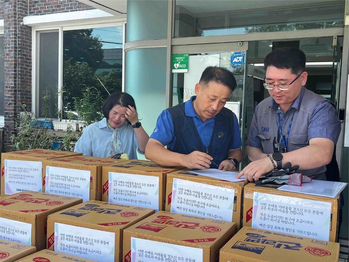 [서울=뉴시스] CMB 광주·전남방송과 CMB 대전·세종·충청방송 임직원들은 피해가 집중된 광주, 전남 나주, 담양, 충청 공주, 부여 등 행정복지센터를 직접 찾아 라면 800박스(3만2000개)를 전달했다. (사진=CMB 제공) 2025.07.25. photo@newsis.com *재판매 및 DB 금지