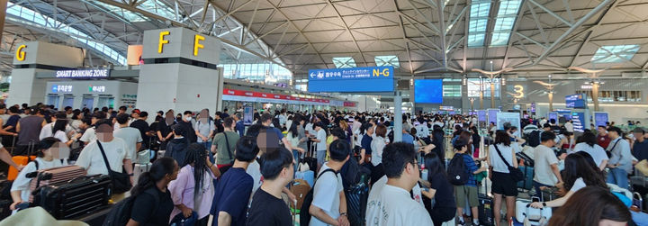 [인천공항=뉴시스] 티웨이항공 발권시스템에 장애가 발생해 인천공항에서 승객들이 큰 불편을 겪고 있다. 2025.07.25. (사진=독자 제공) photo@newsis.com *재판매 및 DB 금지