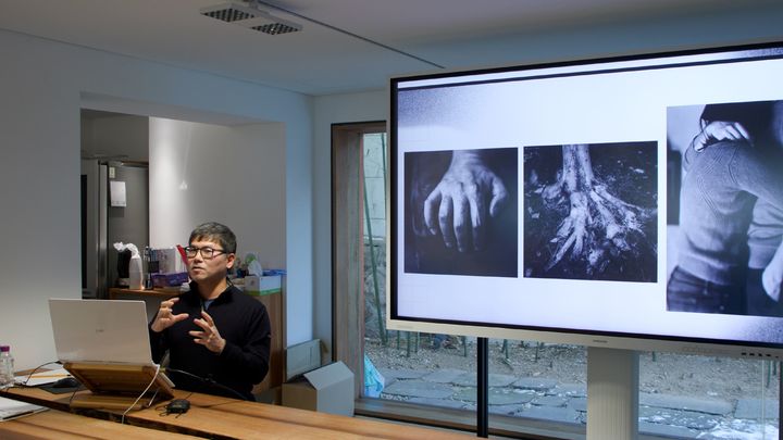 〈24/25 MH Talent Portfolio〉 프레젠테이션 중인 김영준 작가 ⓒ 뮤지엄한미 *재판매 및 DB 금지