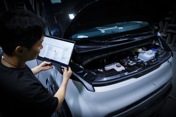 [서울=뉴시스] 현대위아 연구원이 경기도 의왕시 현대위아 열관리시험동에서 공조시스템 시험을 진행하고 있다. (사진=현대위아 제공) photo@newsis.com *재판매 및 DB 금지