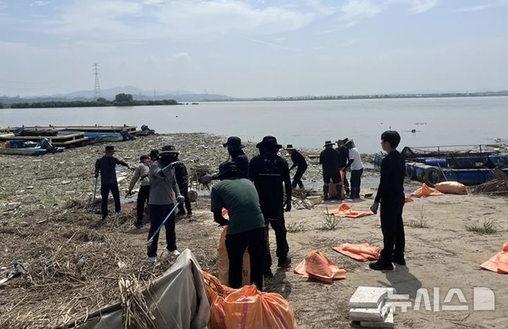 [서울=뉴시스] 충청남도 당진시 집중호우 피해복구 지원 활동.