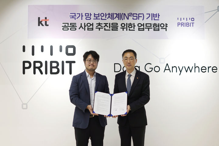 KT가 프라이빗테크놀로지와 국가망보안체계(N2SF) 기반의 공공 보안 협력 생태계 구축을 위해 업무협약을 체결했다. 유용규 KT 엔터프라이즈부문 공공사업본부장(오른쪽)과 프라이빗테크놀로지 김영랑 대표(왼쪽)가 기념 사진을 촬영하는 모습. (사진=KT 제공) *재판매 및 DB 금지
