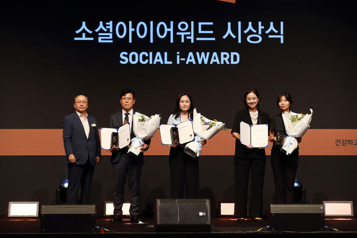 [세종=뉴시스] 한국석유공사는 25일 국내 최대 규모 소셜미디어 시상식인 소셜아이어워드에서 블로그 부분 공공서비스 부문 혁신대상과 유튜브 부분 공공기관 유튜브 분야 대상을 수상했다고 밝혔다. (사진=석유공사 제공) 2025.07.25. photo@newsis.com *재판매 및 DB 금지