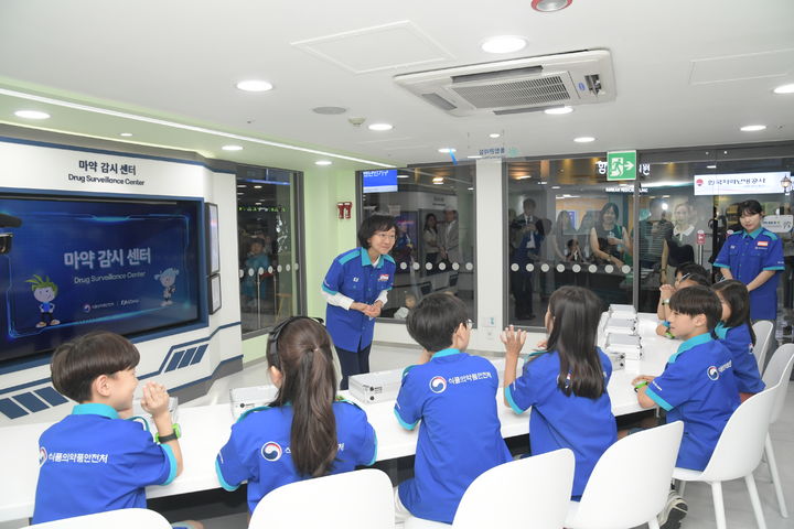 [서울=뉴시스] 식품의약품안전처는 지난해 8월 어린이들이 마약 감시원 체험을 통해 마약류 의약품 관리 체계와 마약류 오남용의 위험성, 올바른 의약품 사용 방법 등을 배울 수 있도록 꾸며진 ‘키자니아 마약감시센터'를 열었다. (사진=식약처 제공) 2025.07.25. photo@newsis.com *재판매 및 DB 금지